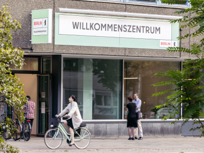 Foto, dass das Willkommenszentrum von der Straße aus zeigt